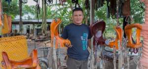 La elaboraci&oacute;n artesanal de monturas y angarillas ampl&iacute;a las fuentes de empleo en la zona.
