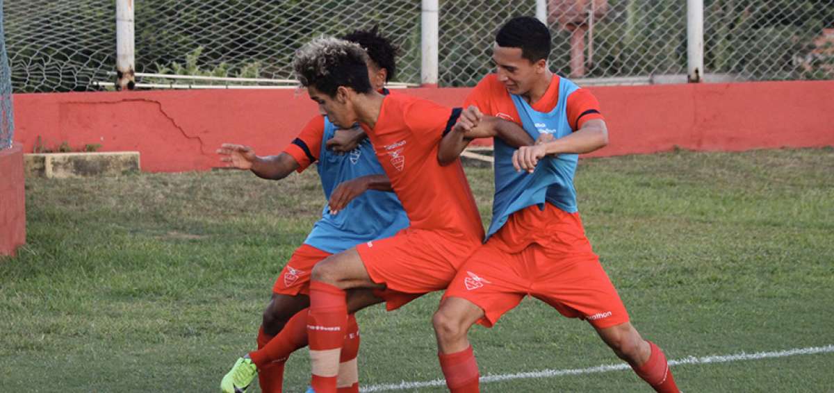 El volante ofensivo de Ecuador, Johan Mina (c) disputa el bal&oacute;n con dos compa&ntilde;eros durante una pr&aacute;ctica del combinado nacional en Vitoria.