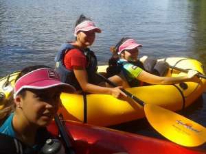 Antes de la carrera en Estados Unidos Mar&iacute;a, Victoria y Daniela practican el packrafting, en los botes que usar&aacute;n durante las etapas acu&aacute;ticas. Foto: Cortes&iacute;a de las participantes
