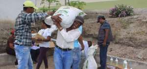 Agricultores afectados en cultivos recibieron kits agr&iacute;colas