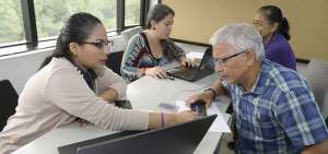 GUAYAQUIL.- Personal del Ministerio de Educaci&oacute;n atiende a los postulantes al magisterio que tuvieron inconvenientes en sus registros.