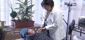 En Quito, la paciente Valeria Tobar es revisada en un consultorio donde se practica la medicina homeop&aacute;tica.