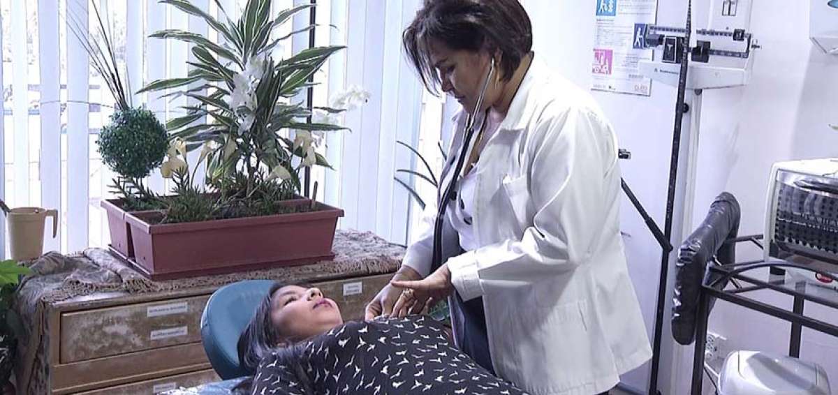 En Quito, la paciente Valeria Tobar es revisada en un consultorio donde se practica la medicina homeop&aacute;tica.