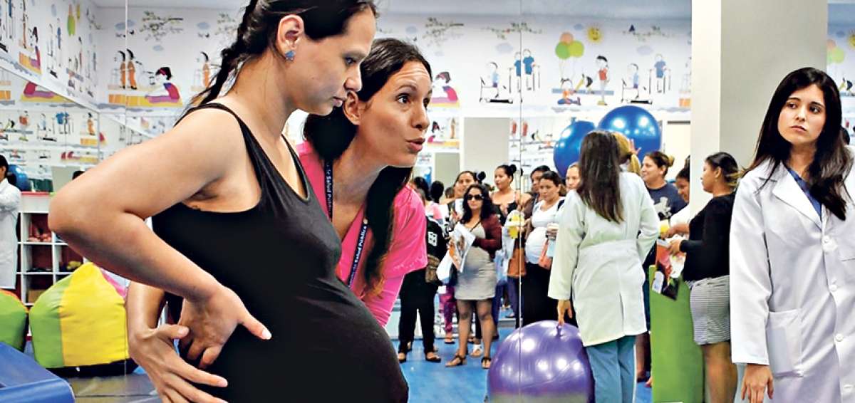 Yurby Santill&aacute;n (izq.) particip&oacute; en las actividades en la inauguraci&oacute;n del club de embarazadas. 
