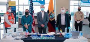 Estados Unidos realiza donativos para personal aeroportuario del Ecuador