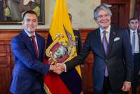 El presidente electo, Daniel Noboa y Guillermo Lasso protagonizaron el saludo protocolar antes de la reunión. 