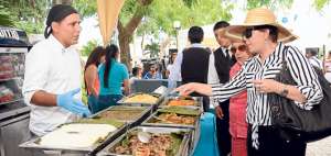 En el Parque Central se desarroll&oacute; el festival gastron&oacute;mico y artesanal coordinado por la C&aacute;mara de Comercio de Manta. Reuni&oacute; a gran cantidad de ciudadanos. Foto: Cortes&iacute;a