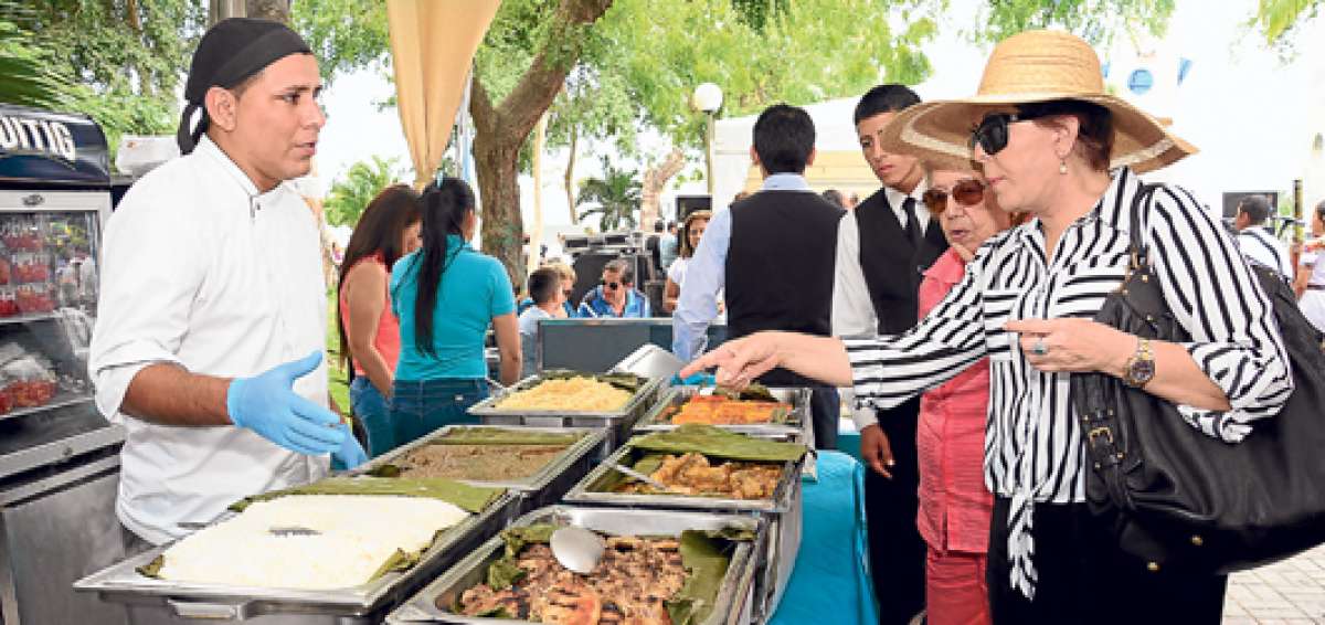 En el Parque Central se desarroll&oacute; el festival gastron&oacute;mico y artesanal coordinado por la C&aacute;mara de Comercio de Manta. Reuni&oacute; a gran cantidad de ciudadanos. Foto: Cortes&iacute;a