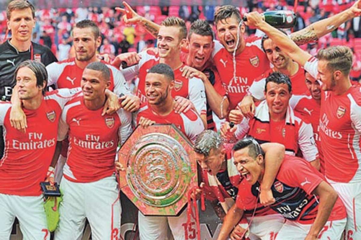 Los futbolistas del Arsenal festejaron la obtenci&oacute;n de la Community Shield ayer, en el m&iacute;tico estadio de Wembley, tras derrotar al Manchester City. Foto: AFP
