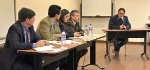 El activista Fernando Villavicencio acudi&oacute; a la audiencia convocada por la Mesa. 
