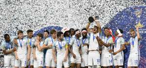 El volante ingl&eacute;s del Liverpool de la Premier League, Dominic Solanke (10), levant&oacute; el trofeo del campeonato Mundial sub-20, ayer en Suwon.   