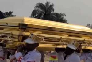 Un funeral con un ata&uacute;d de oro se viraliz&oacute; en redes sociales.