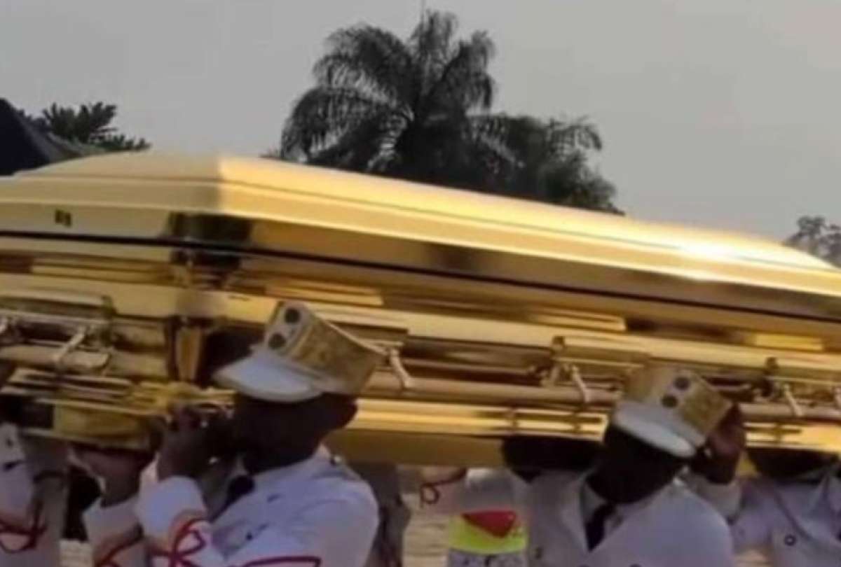 Viral: Profeta realiza funeral con ata&uacute;d de oro se vuelve viral