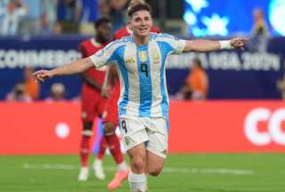 Julián Álvarez festeja el primer gol de la albiceleste en el Metlife Stadium.