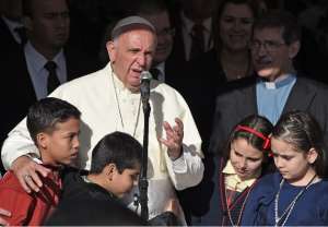 El Papa Francisco se dirigi&oacute; a los padres de los ni&ntilde;os y ni&ntilde;as enfermos del Hospital Pedi&aacute;trico Ni&ntilde;os de Acosta &Ntilde;u donde salud&oacute; a los menores internados. Foto: AFP