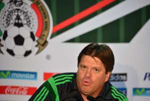 El entrenador mexicano explic&oacute; que el grito de la afici&oacute;n de su pa&iacute;s no busca ofender a nadie. Foto: AFP