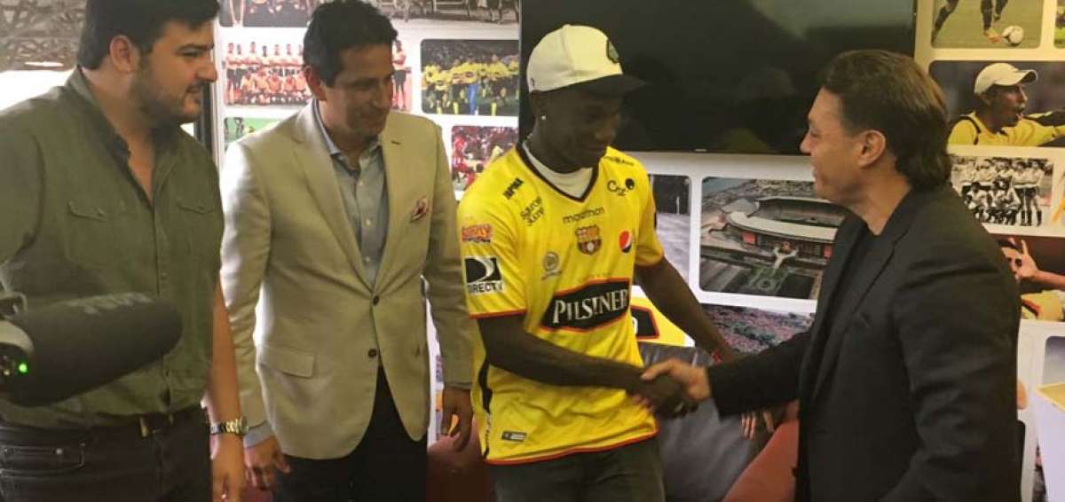 Aquiles &Aacute;lvarez (i), titular de la Comisi&oacute;n de F&uacute;tbol; Jos&eacute; F. Cevallos, presidente del club; Luis &lsquo;Kunti&rsquo; Caicedo; y Carlos Alfaro Moreno, vicepresidente del equipo.