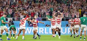 Los jugadores de Jap&oacute;n celebran la victoria de su selecci&oacute;n sobre Irlanda, una de las favoritas en el Mundial de Rugby en su pa&iacute;s.