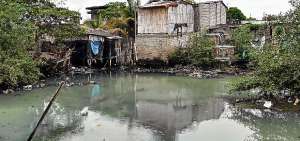 Viviendas ubicadas al pie del estero Cobina descargan directamente los desechos l&iacute;quidos sobre el espejo de agua.