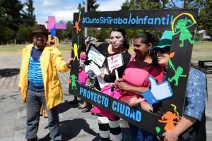 Como parte del D&iacute;a Mundial contra el trabajo infantil, en el boulevard de las NN.UU. se concientiza a las personas de no comprar productos a los ni&ntilde;os. Foto: Carina Acosta/ EL TEL&Eacute;GRAFO