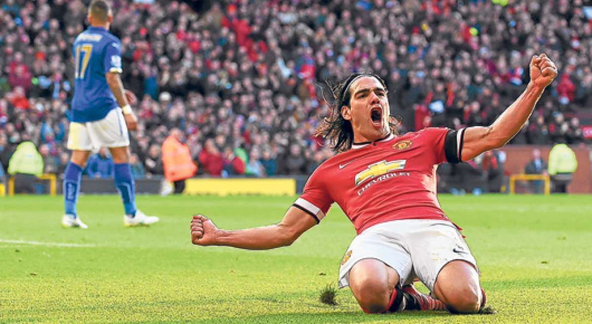 El delantero colombiano Radamel Falcao celebra el segundo tanto del Manchester United, en el partido de ayer contra el Leicester. Foto: AFP