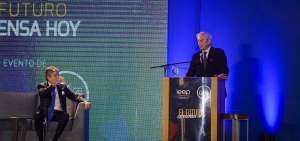 Vargas Llosa repar&oacute; en el trabajo que ejecutan las Fuerzas Armadas de Venezuela. El a&ntilde;o pasado visit&oacute; Ecuador y dialog&oacute; con el Presidente.