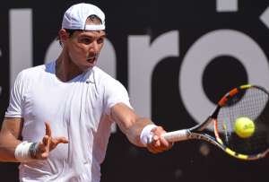 Rafael Nadal se entrena en el exclusivo Jockey Club de R&iacute;o de Janeiro, ciudad que ha registrado temperaturas superiores a los 40 grados cent&iacute;grados. Foto: AFP