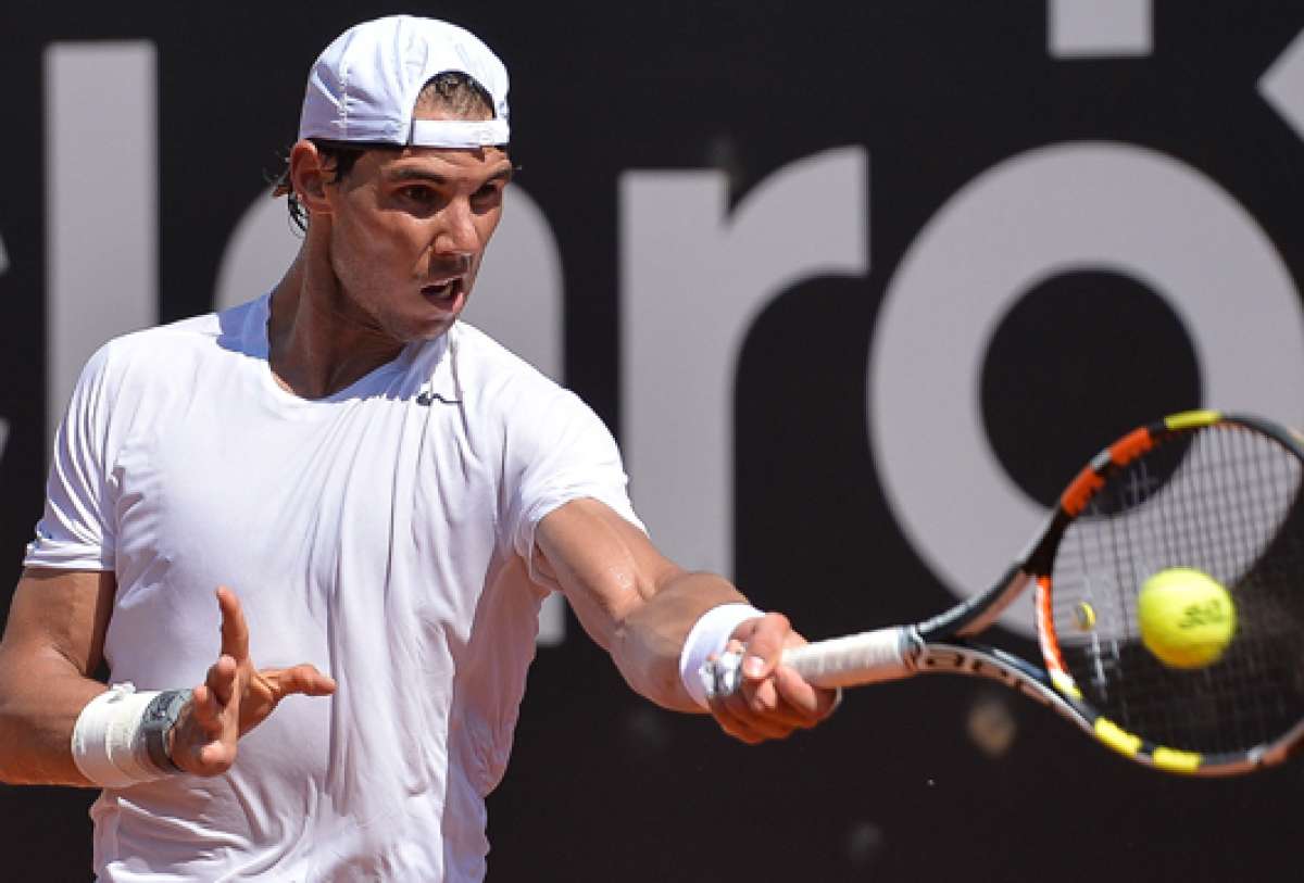 Rafael Nadal se entrena en el exclusivo Jockey Club de R&iacute;o de Janeiro, ciudad que ha registrado temperaturas superiores a los 40 grados cent&iacute;grados. Foto: AFP