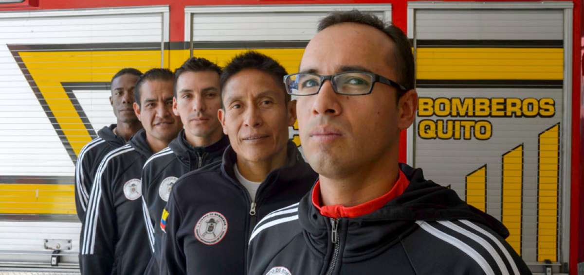 De derecha a izquierda, los bomberos Alejandro Salazar, el DT Franklin Tenorio, Edwin Quelal, Jorge Caiminagua y Fernando Delgado.