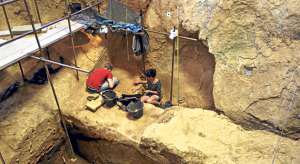 Valent&iacute;n y Camille, de 16 y 20 a&ntilde;os, encontraron el incisivo en la cueva de Tautavel. La madre de Camille hab&iacute;a participado de las excavaciones en los 80. Foto: AFP