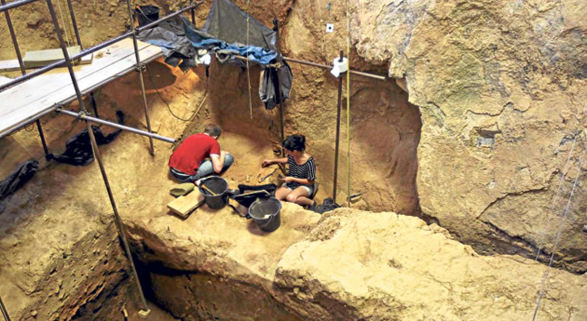 Valent&iacute;n y Camille, de 16 y 20 a&ntilde;os, encontraron el incisivo en la cueva de Tautavel. La madre de Camille hab&iacute;a participado de las excavaciones en los 80. Foto: AFP