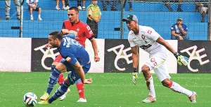 Emanuel Herrera (i.) remata al arco y convierte el 1-0 a favor de Emelec; Adri&aacute;n Bone (d.)sigue al delantero pero no logra controlar la pelota. Foto: Eduardo Escobar / El Tel&eacute;grafo