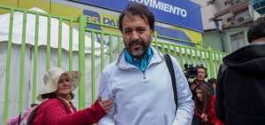 El asamble&iacute;sta Pabel Mu&ntilde;oz, afuera de la sede de PAIS, donde se realiz&oacute; la reuni&oacute;n de la Directiva Nacional.