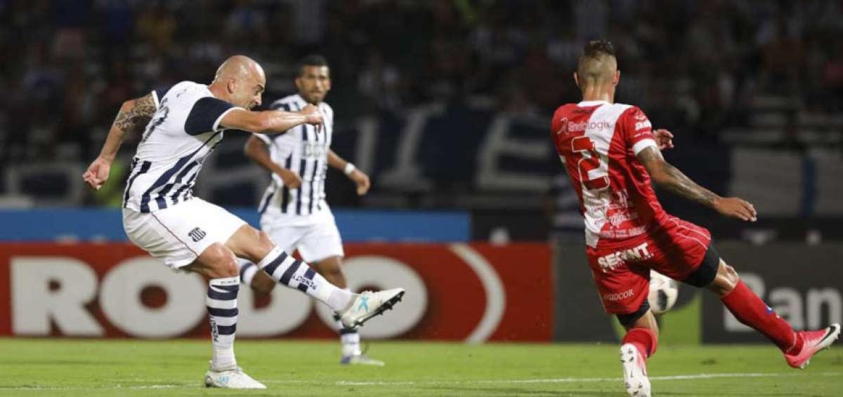 'Tanque' Silva supera r&eacute;cord de Francescoli de mayor goleador uruguayo en Argentina