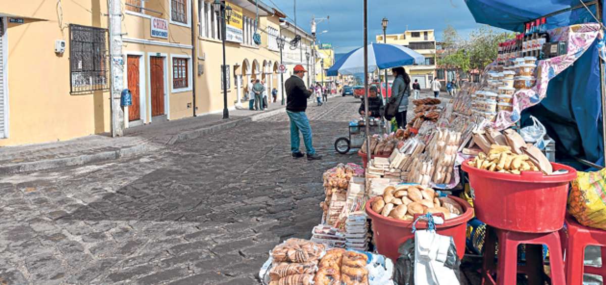 Alrededor de 1.200 comerciantes trabajan en la plaza y la zona central de la parroquia de El Quinche. La Junta Parroquial intenta controlar este tema pero encuentra escaso apoyo. Foto: Miguel Jim&eacute;nez/ El Tel&eacute;grafo