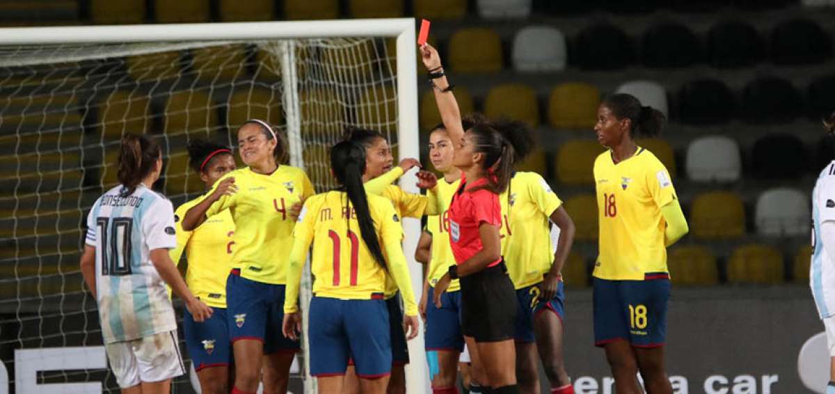 La &aacute;rbitra central del partido entre Ecuador y Argentina le muestra la cartulina roja a Justine Cuadra (4), del equipo nacional -el lunes- en Coquimbo.