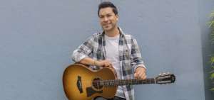 El artista ecuatoriano, de 28 a&ntilde;os, inici&oacute; su vocaci&oacute;n musical desde su ni&ntilde;ez, a los 13 a&ntilde;os compuso su primer tema y en 2009 grab&oacute; su primer disco. 