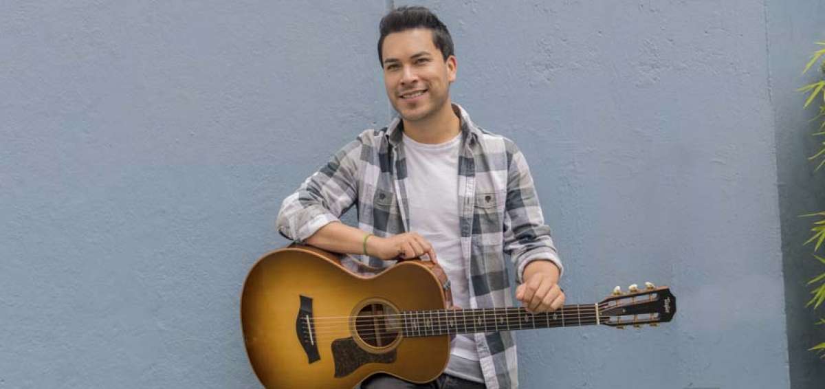 El artista ecuatoriano, de 28 a&ntilde;os, inici&oacute; su vocaci&oacute;n musical desde su ni&ntilde;ez, a los 13 a&ntilde;os compuso su primer tema y en 2009 grab&oacute; su primer disco. 