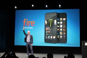 El consejero delegado de Amazon, Jeff Bezos, present&oacute; el nuevo aparato, que tiene una pantalla de 4,7 pulgadas -m&aacute;s grande que el iPhone de Apple-, 2 Gigabytes de memoria RAM y un procesador de 2,2 GHz.