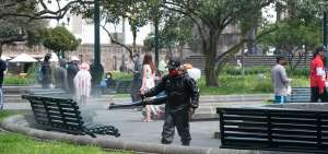 En en Centro Hist&oacute;rico, delegados del Municipio de Quito realizan fumigaciones para evitar la propagaci&oacute;n de covid-19 entre los habitantes.