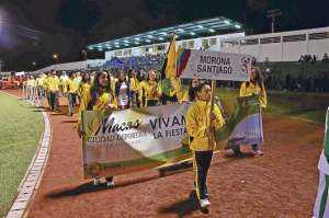 Las delegaciones provinciales desfilaron en la inauguraci&oacute;n, que se desarroll&oacute; en el estadio Tito Navarrete de Macas. Foto: Cortes&iacute;a Ministerio del Deporte