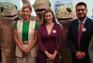 La ministra Sade Fritschi (centro) representó a Ecuador en la Convención Interamericana de Tortugas Marinas.