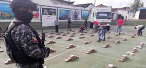 En Ibarra se decomisaron 401 kg de coca&iacute;na, que eran transportados en el doble fondo de un cami&oacute;n, durante un operativo de rutina en la carretera.