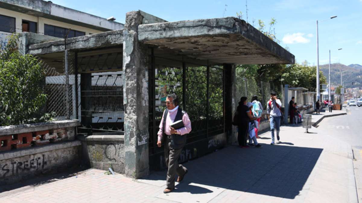 El viejo edificio, situado en la avenida Huayna C&aacute;pac, se ha ido deteriorando con el paso del tiempo y se ha convertido en refugio de roedores. Foto: Fernando Machado/ El Tel&eacute;grafo