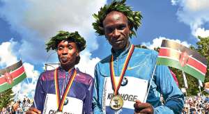Los kenianos Gladys Cherono (izq.) y Eliud Kipchoge ganaron la edici&oacute;n n&uacute;mero 42 de la marat&oacute;n de Berl&iacute;n, una de las m&aacute;s r&aacute;pidas del mundo. AFP