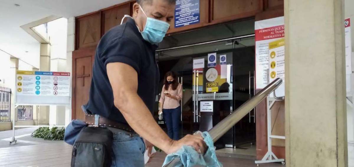 En el Santuario Nuestra Se&ntilde;ora de la Alborada, los miembros realizan actividades de limpieza como mecanismo de bioseguridad.