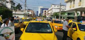 Cientos de taxistas recorrieron las calles de Guayaquil por el D&iacute;a del Trabajador