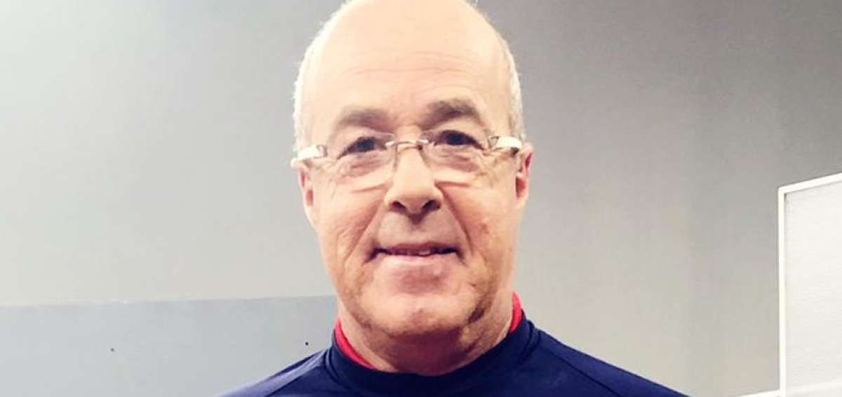 Jorge C&eacute;lico con el libro de la sub-20.