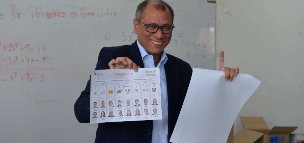 Glas vot&oacute; en medio de una gran multitud de ciudadanos