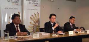 Diego Mart&iacute;nez, gerente el BCE (c), durante la rueda de prensa. 